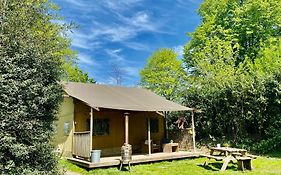 Safari lodge tent op prachtige plek